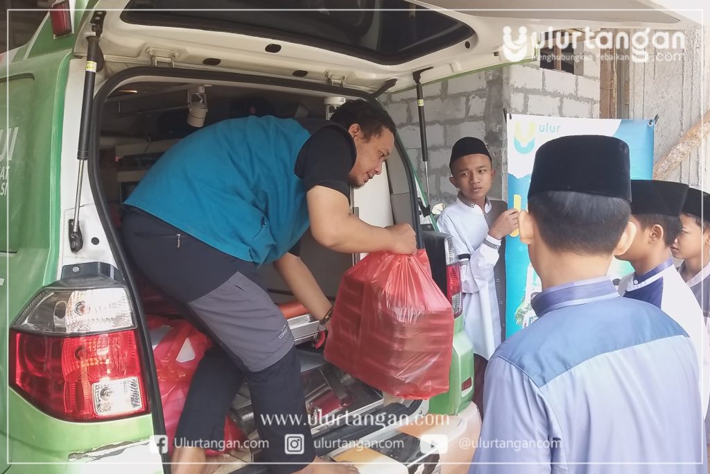 Sedekah Jumat Ke Ulurtangan Berbagi Makanan Untuk Santri Rumah