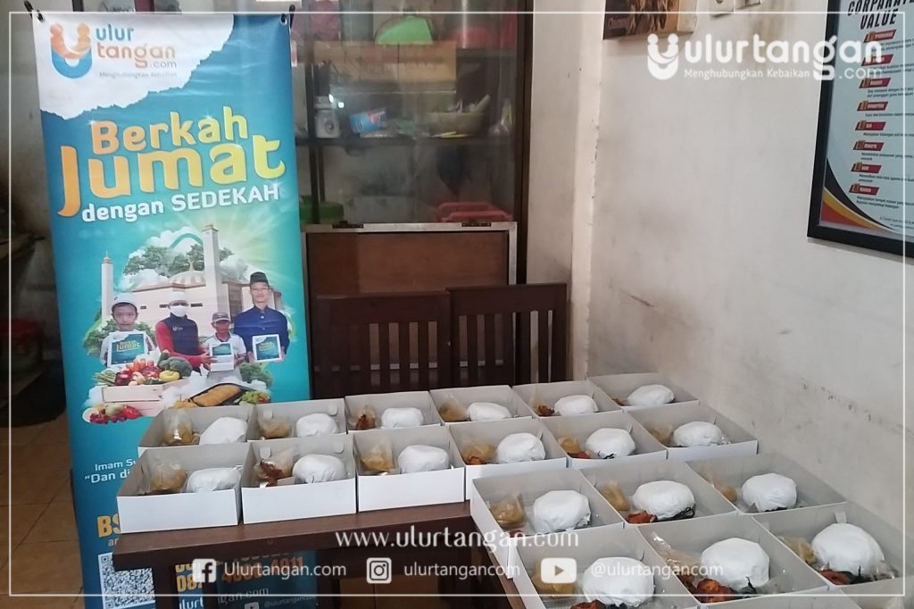 Sedekah Jumat Ke Ulurtangan Berbagi Makanan Untuk Santri Rumah