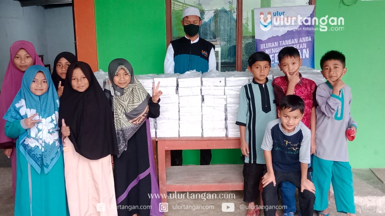 Berbagi Ifthar Bersama Ratusan Muallaf di Bawah Situs Candi Cetho, Karanganyar