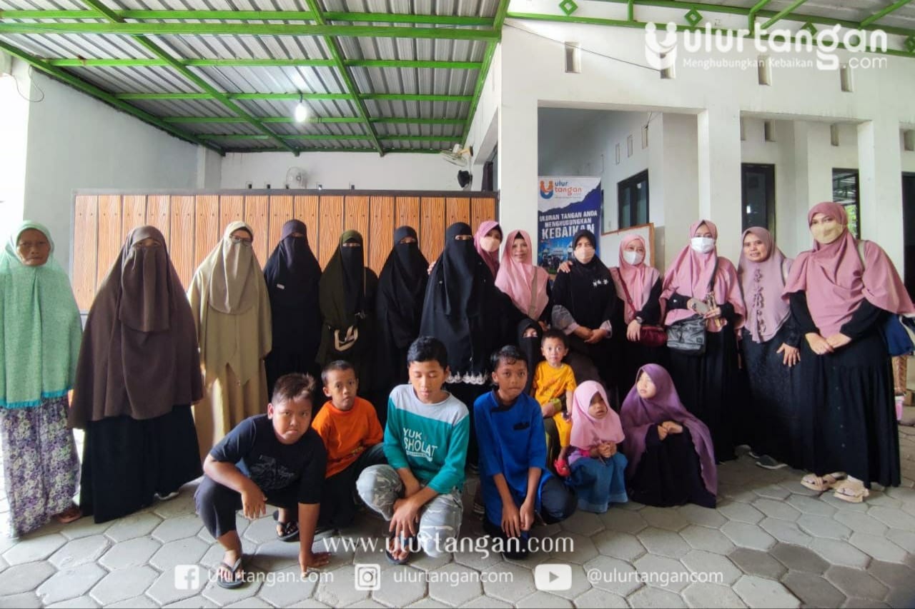 Ulur Tangan Menyalurkan Paket Sembako, Bingkisan dan Uang untuk Keluarga Yatim dan Dhuafa Amanah Ibu-ibu Pengajian Rhoudhatul ‘Ilmi