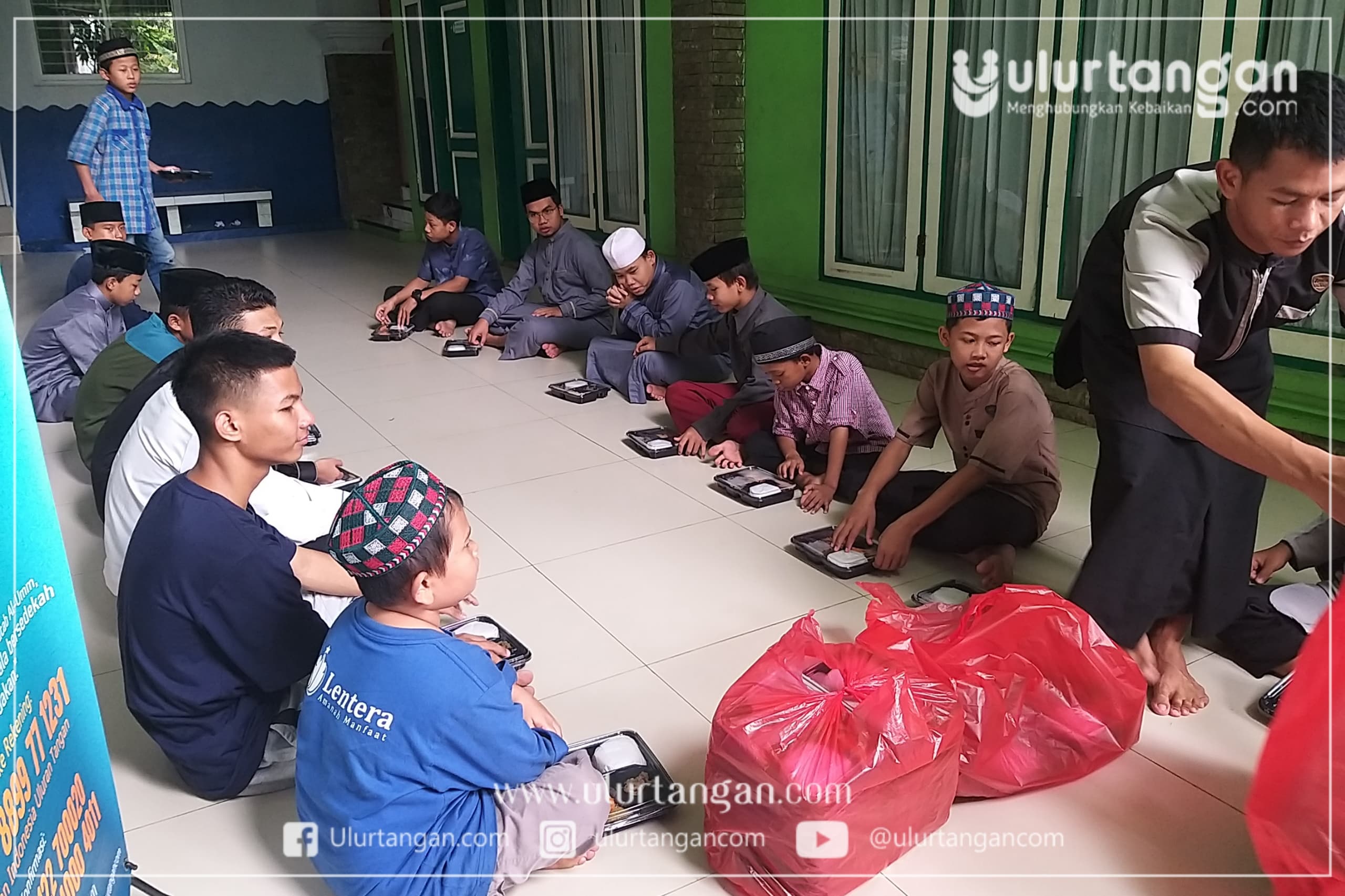 Sedekah-Jumat-Berkah-ke-201-Ulur-Tangan-Salurkan-Paket-Makanan-Untuk-Santri-Yatim-Marhamam-Robbani-2