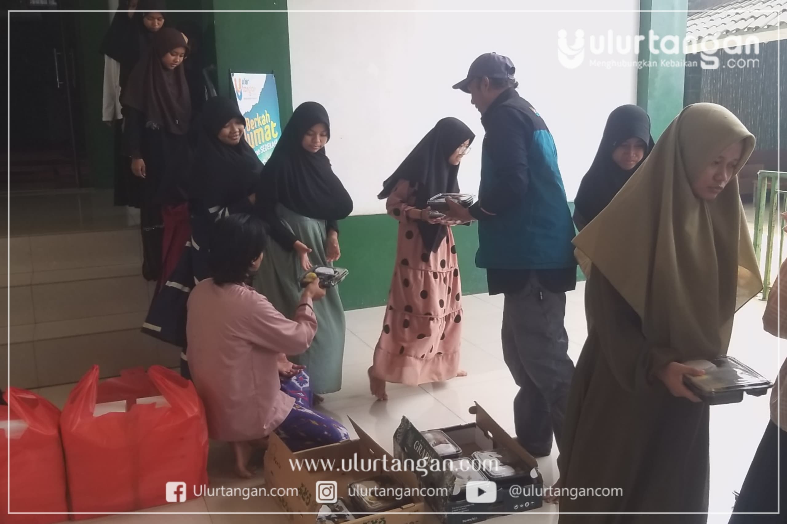 Sedekah-Jumat-ke-196-Ulur-Tangan-Berbagi-Jamuan-Makan-Siang-di-Pondok-Pesantren-Sunanul-Huda-Bekasi-14