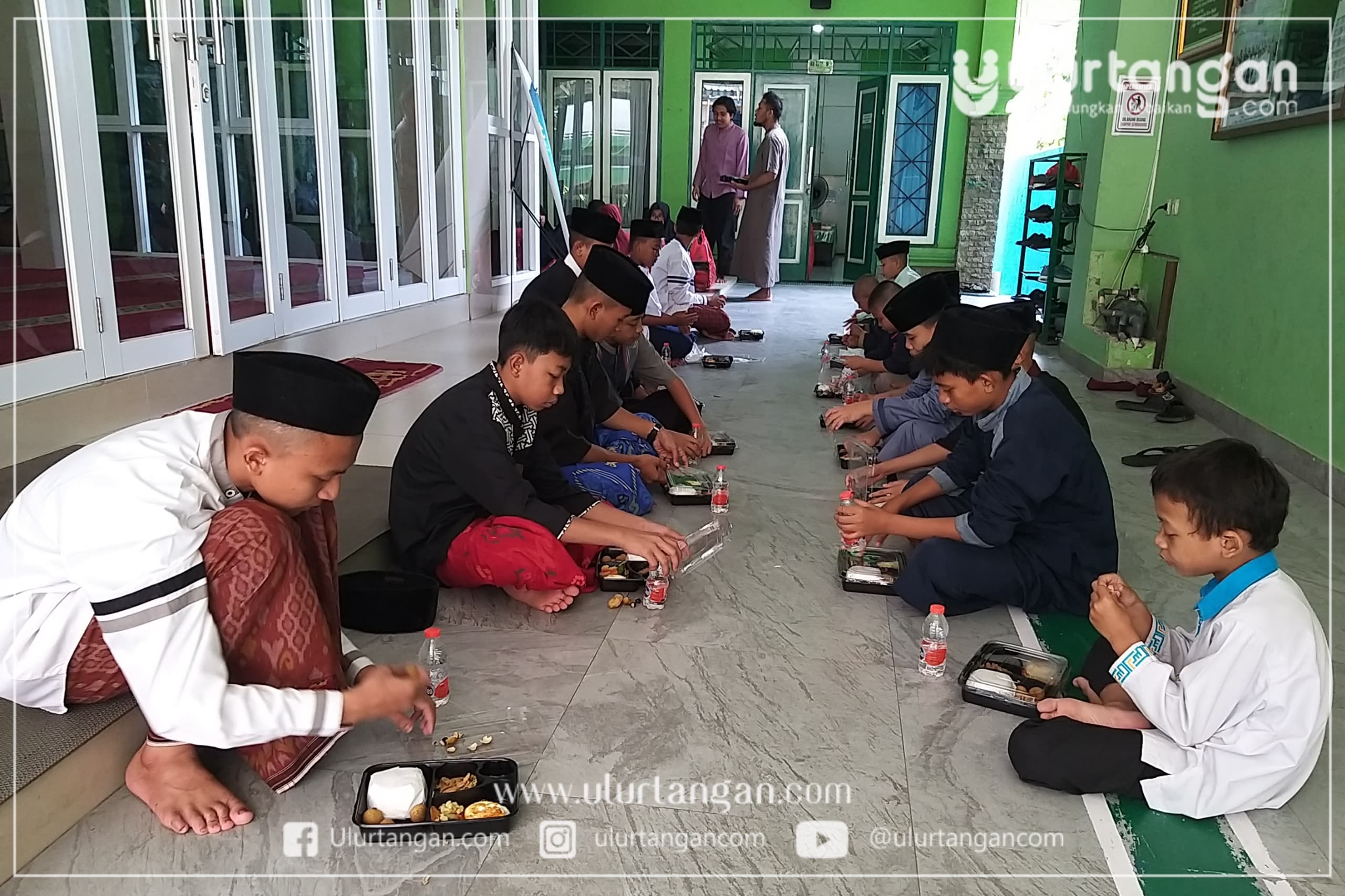 Sedekah-Jumat-ke-198-Ulurtangan-Berbagi-Makanan-Untuk-Santri-Rumah-Tahfidz-Quran-Al-Mubarok-Bekasi-10