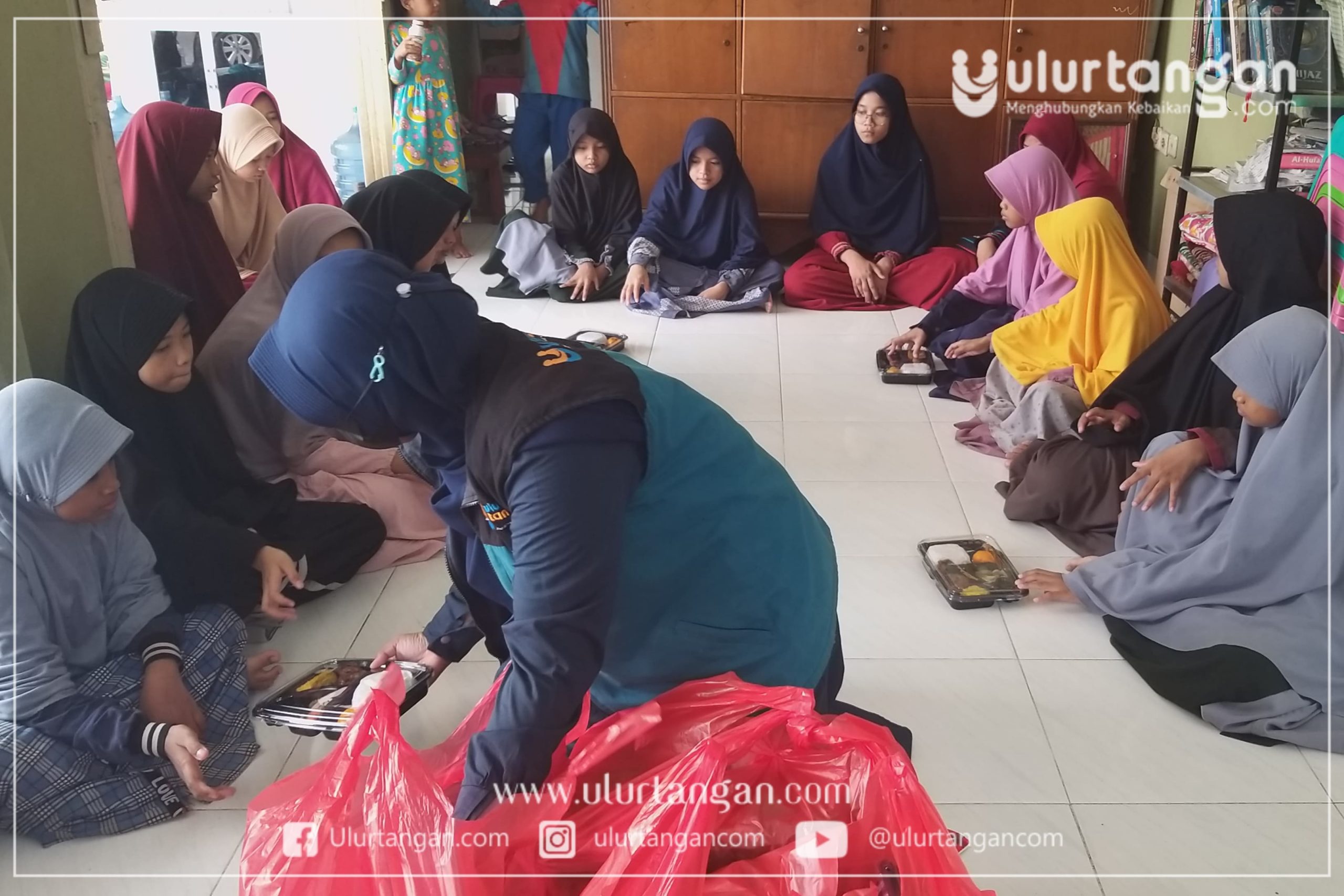 sedekah-jumat-ulurtangan-untuk-Santri-Yatim-Dhuafa-di-Rumah-Tahfidz-Al-Mubarok-Bekasi-3-scaled