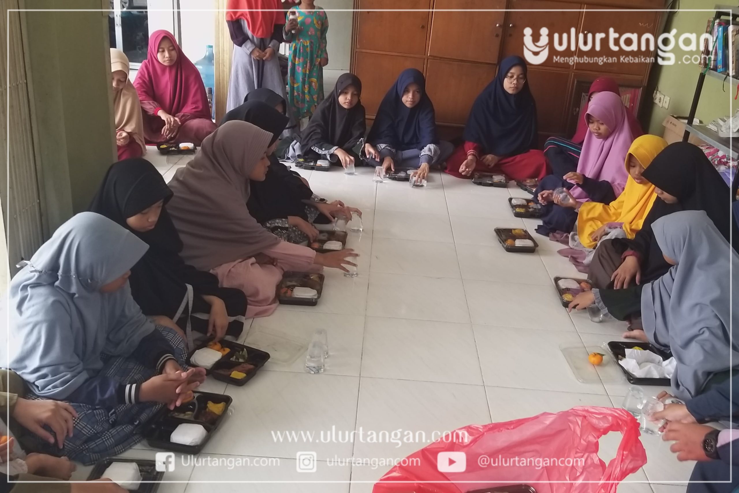 sedekah-jumat-ulurtangan-untuk-Santri-Yatim-Dhuafa-di-Rumah-Tahfidz-Al-Mubarok-Bekasi-6-scaled