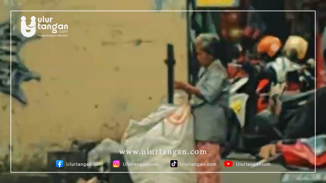 Sedekah Jumat di Bekasi : Yayasan Indonesia Uluran Tangan Hadir Memberi Harapan untuk Pemulung       