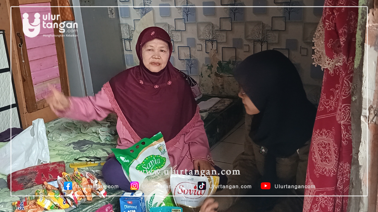 Penyaluran Bantuan Paket Sembako untuk Ibu Sukarnilda, Wujud Kepedulian Bagi Lansia yang Hidup Seorang Diri