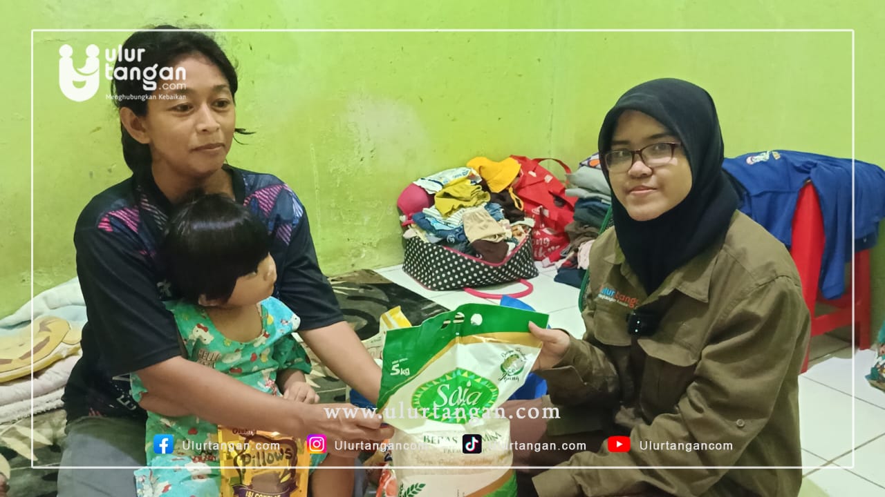 Relawan Ulur Tangan Kunjungi Keluarga Penerima Bantuan Sembako di Tambun, Bekasi