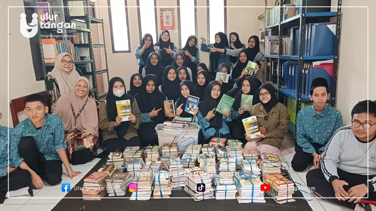 Gerakan Bagi Ilmu: Tim Relawan Ulur Tangan Salurkan Buku ke Perpustakaan Pesantren Raudhatul Jannah