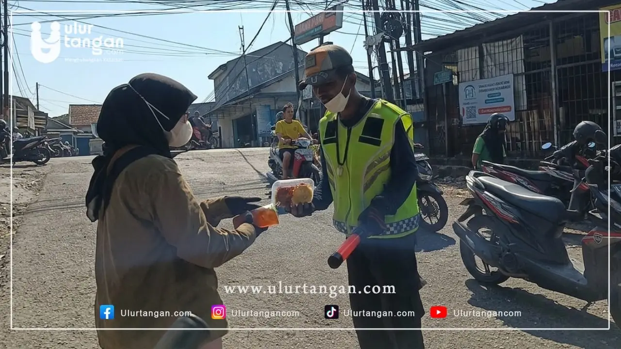 Menebar Kepedulian di Hari Jumat untuk Tukang Jahit Keliling, Ojol, dan Masyarakat Membutuhkan