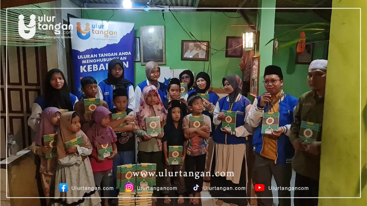 Yayasan Indonesia Uluran Tangan Menyalurkan 30 Mushaf Al-Qur’an untuk Santri Pengajian di Cikupa, Tangerang.