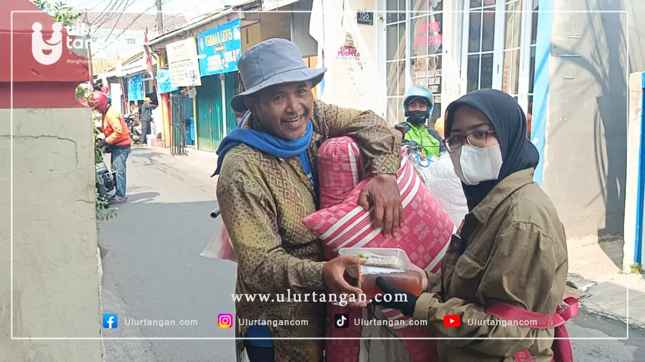 Penyaluran Jumat Berkah di Bekasi: Saat Sebungkus Makanan Menjadi Penyemangat Bagi Para Pejuang Nafkah