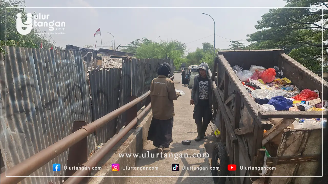 Jumat Berkah di Jalanan Bekasi: Menyapa Mereka yang Tetap Bekerja Saat Kota Terus Berjalan