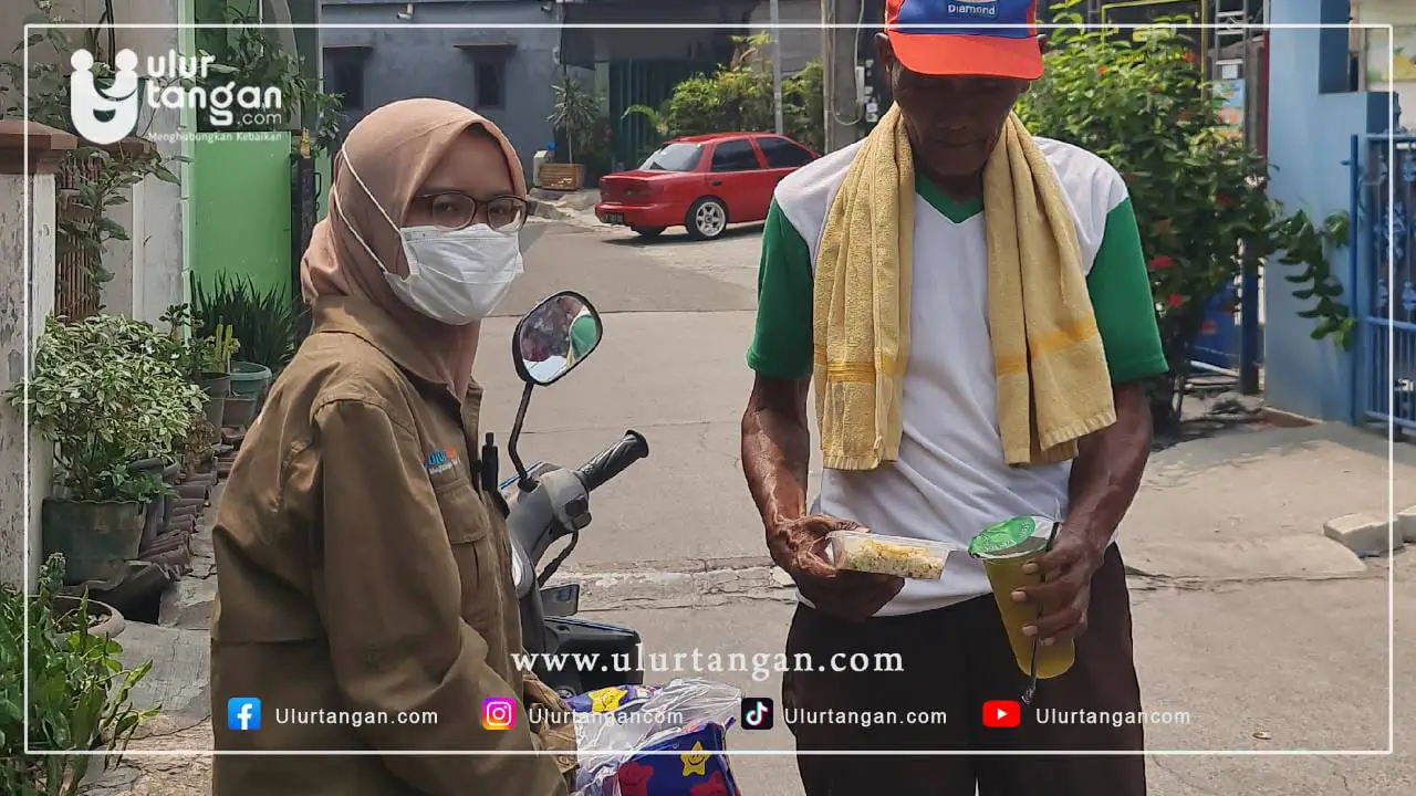Di Bawah Terik Matahari, Mereka Tetap Mengayuh: Jumat Berkah untuk Pejuang Nafkah di Bekasi