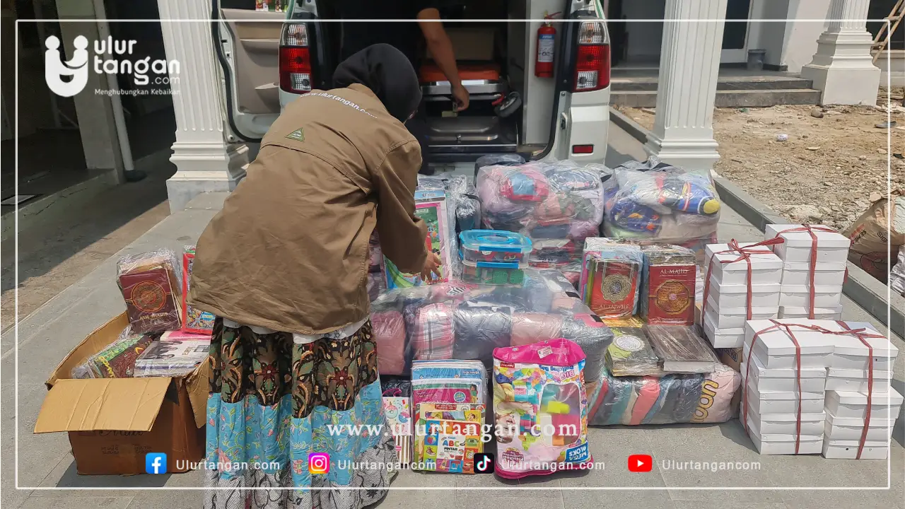 Persiapan Penyaluran Ratusan Pakaian, Mainan, dan Buku Edukasi ke Kampung Mongol Bogor